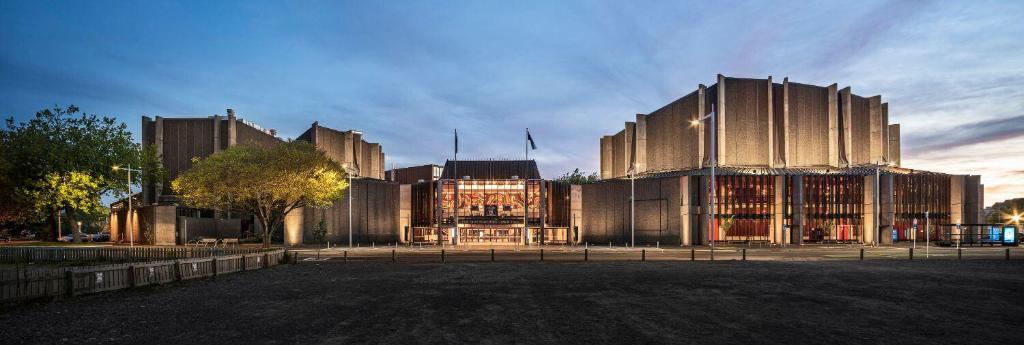 Urban Comfort on Durham St, Walk Everywhere! - Resim 6