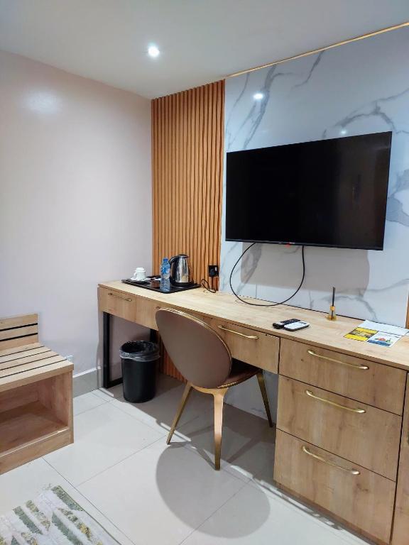 TV a/nebo společenská místnost v ubytování Golden Tulip Hotel Port Harcourt -GTPH