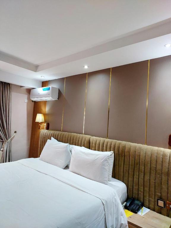 Postel nebo postele na pokoji v ubytování Golden Tulip Hotel Port Harcourt -GTPH