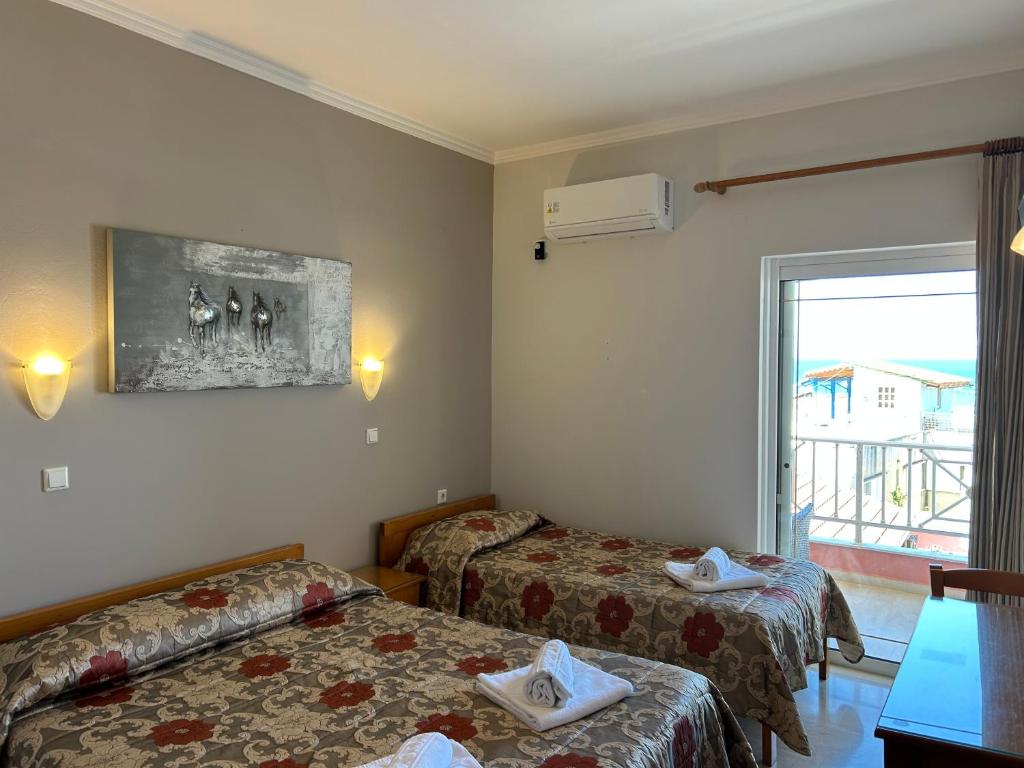 Postel nebo postele na pokoji v ubytování Brati II Beach Hotel