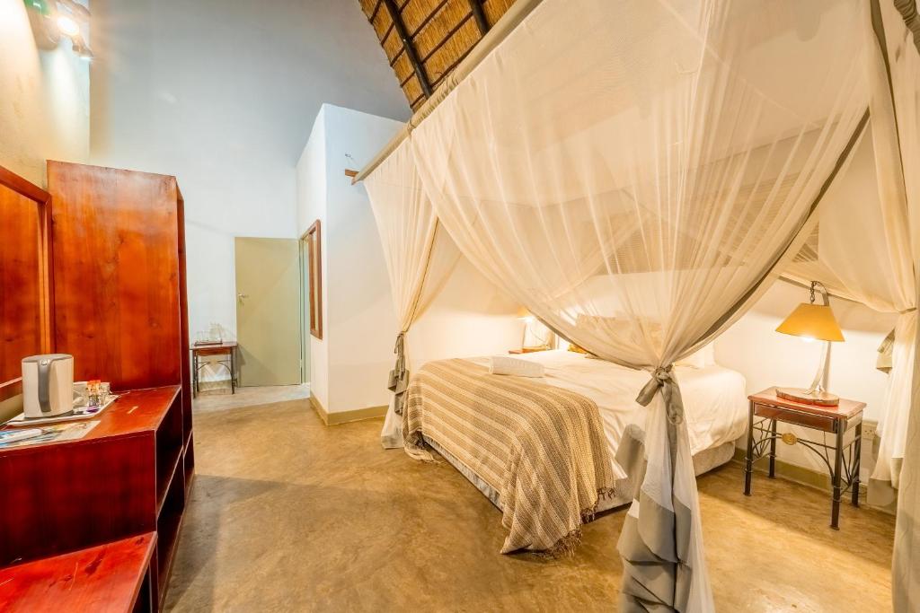 Postel nebo postele na pokoji v ubytování Nguni Lodge