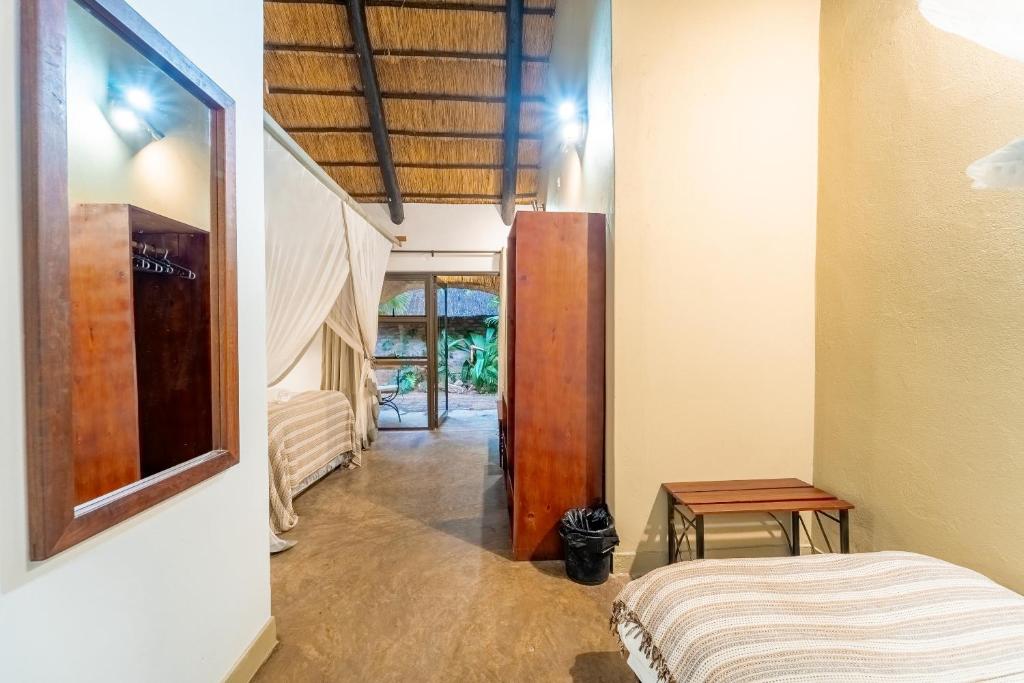 Postel nebo postele na pokoji v ubytování Nguni Lodge