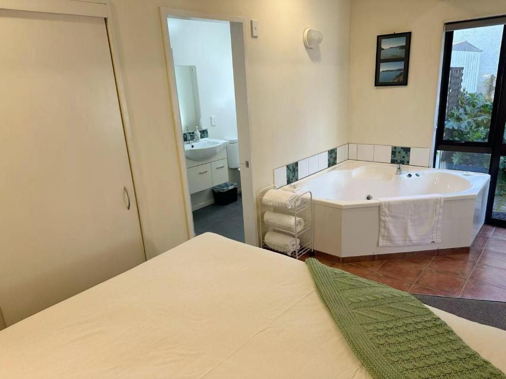 Castles Motel & Driftwood Motel - Resim 34