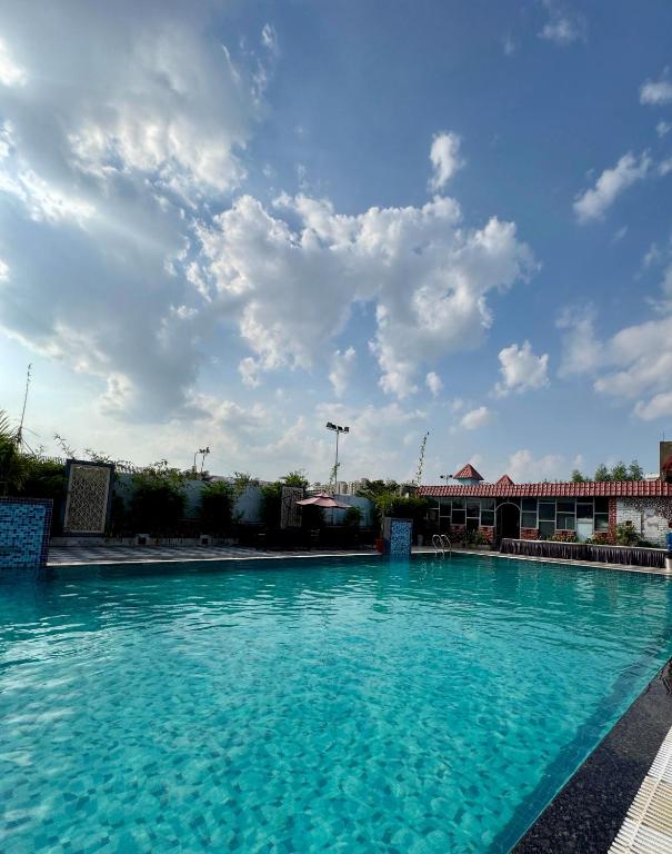 Bazén v ubytování Hotel Sparkle Inn nebo v jeho okolí