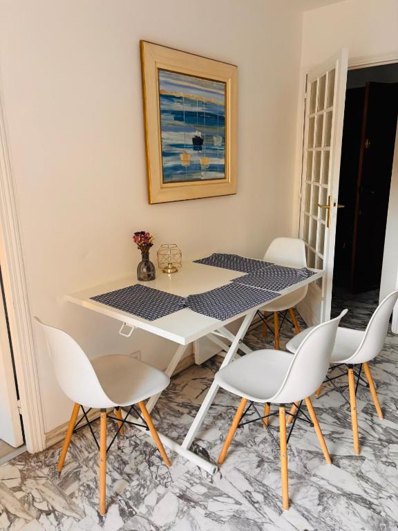 une salle à manger avec une table et quatre chaises dans l'établissement EMNICE Studio musiciens, à Nice