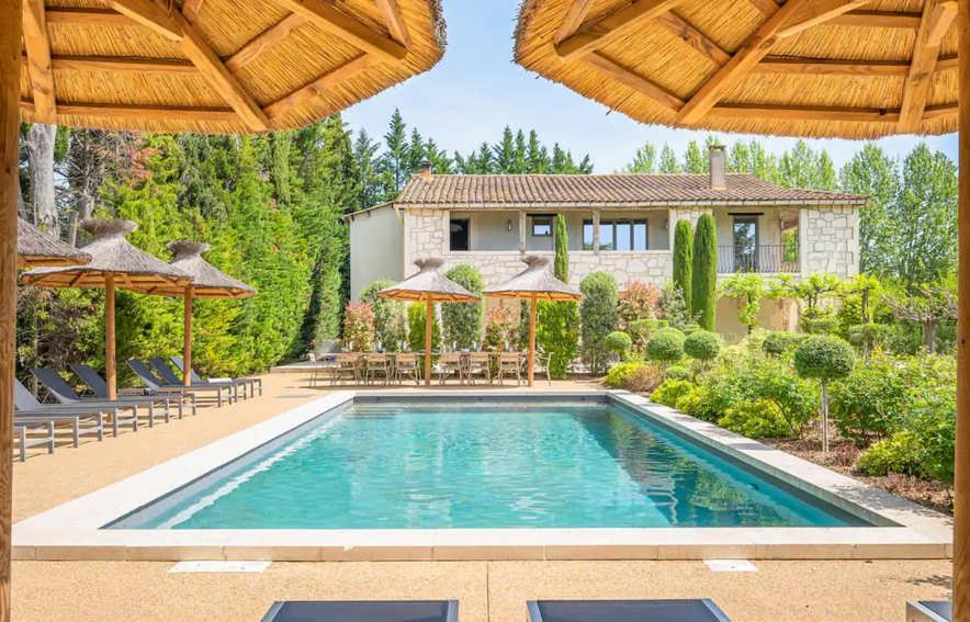 une piscine devant une maison dans l'établissement La Bastide des Jardins, à Saint-Rémy-de-Provence