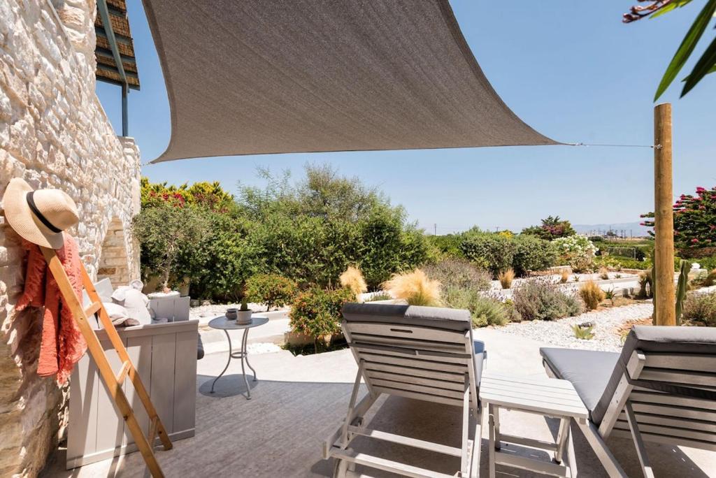 Balkón alebo terasa v ubytovaní Island Magic - Seaview Villa with Jacuzzi Pool