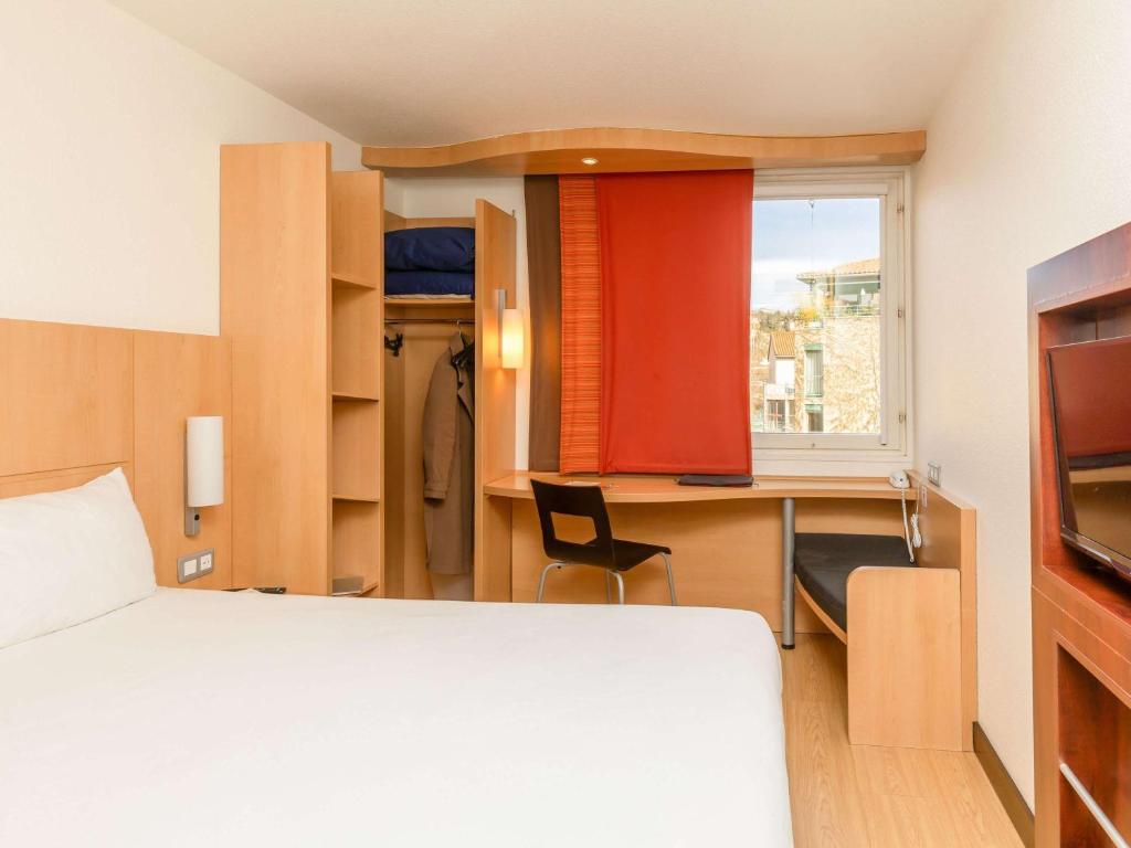 Postel nebo postele na pokoji v ubytování ibis Le Puy-en-Velay Centre