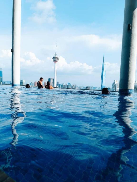 Bazén v ubytování LUXE KLCC by Infinitum nebo v jeho okolí