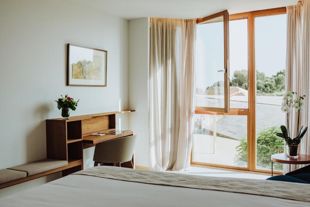 
Deluxe Double Room with Partial Sea View and Spa Access
