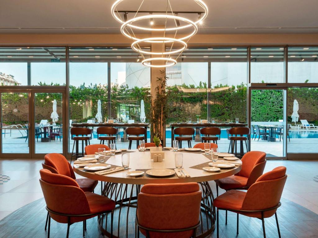 Um restaurante ou outro lugar para comer em Novotel Gaziantep