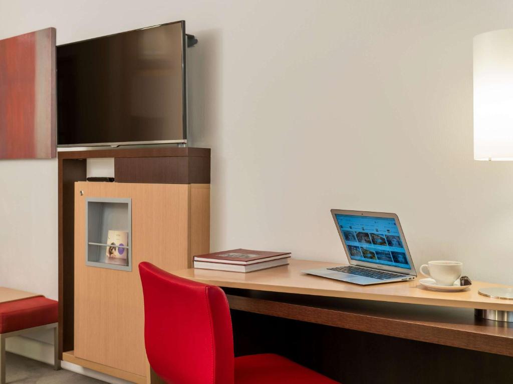 Uma TV ou centro de entretenimento em Novotel Gaziantep