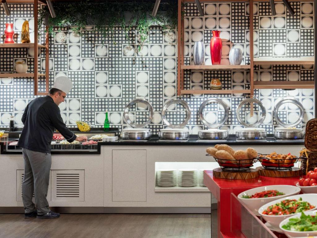 A cozinha ou cozinha compacta de Novotel Gaziantep