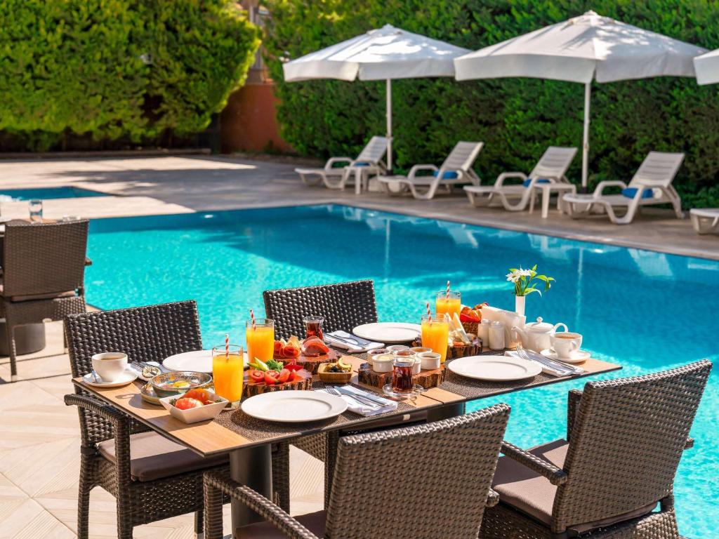 A piscina localizada em Novotel Gaziantep ou nos arredores