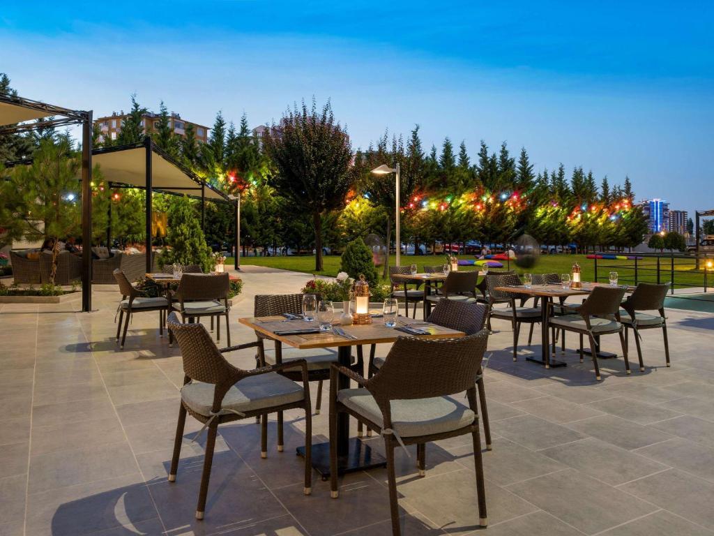 Um restaurante ou outro lugar para comer em Novotel Kayseri