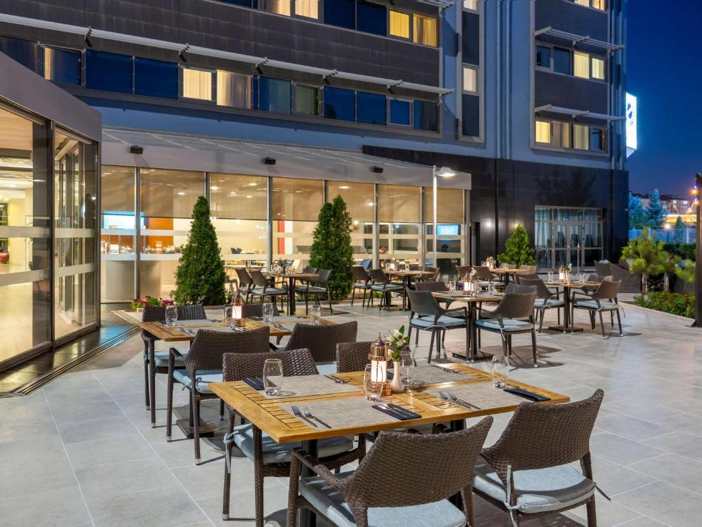 Um restaurante ou outro lugar para comer em Novotel Kayseri