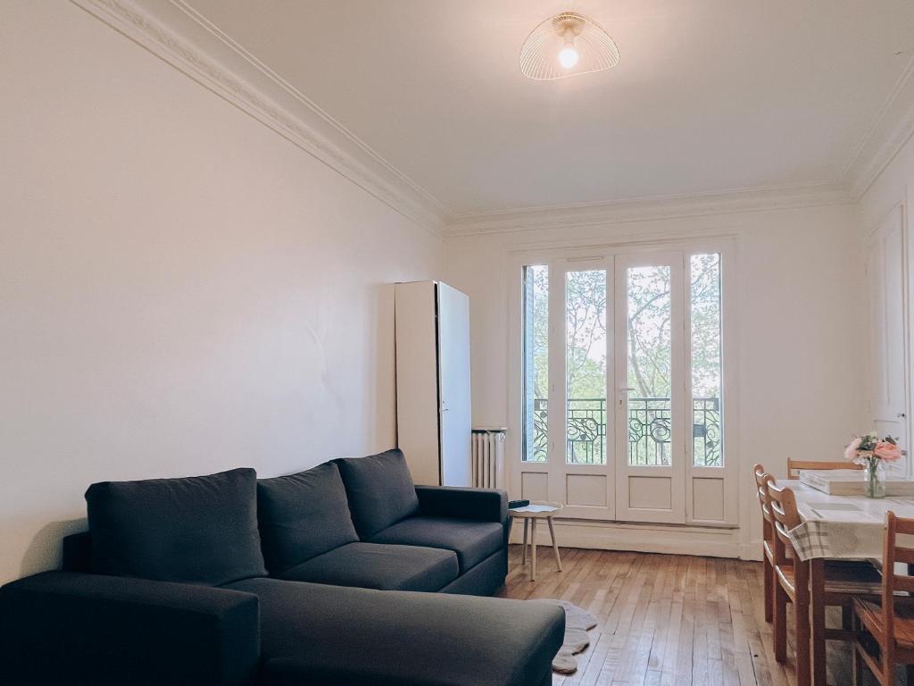 un salon avec un canapé et une table dans l'établissement Appartement A deux pas de Gare de Lyon, à Paris