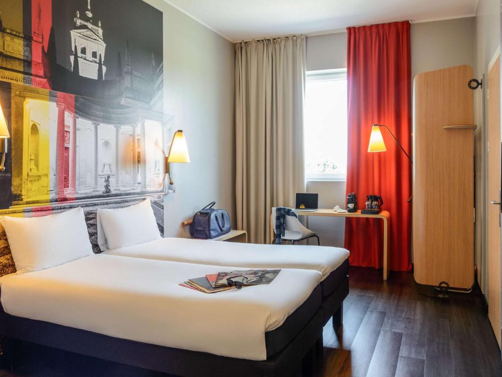 Postel nebo postele na pokoji v ubytování Ibis Milano Fiera