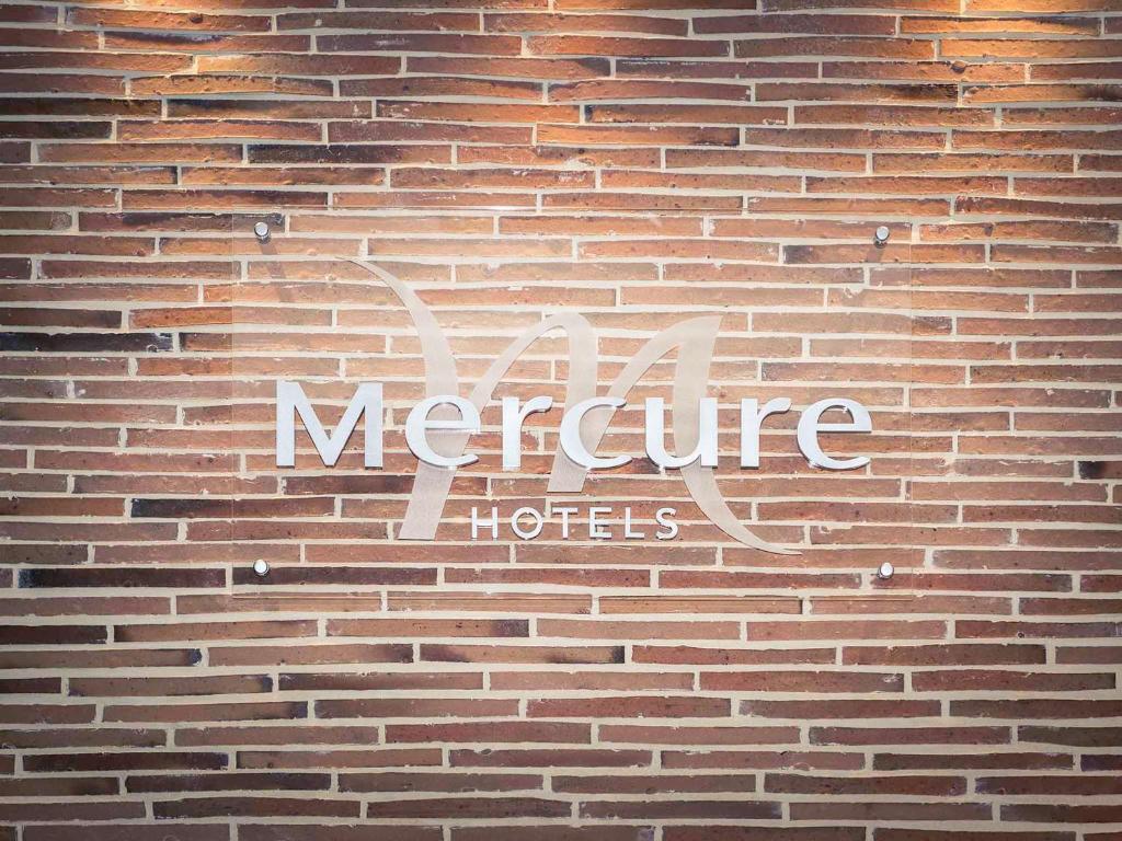 Um certificado, prêmio, placa ou outro documento exibido em Mercure Trouville Sur Mer