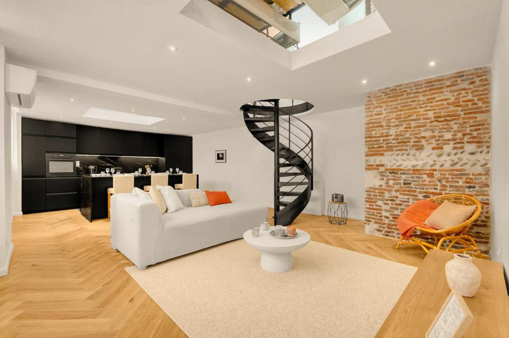 - un salon avec un canapé blanc et un mur en briques dans l'établissement Nero Marquina - Climatisé proche métro, à Toulouse