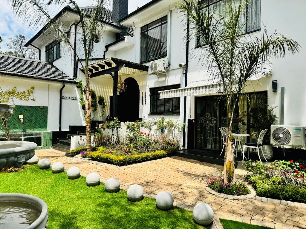 ウィットバンクにあるC'est La Vie Boutique Hotelの前庭付きの家