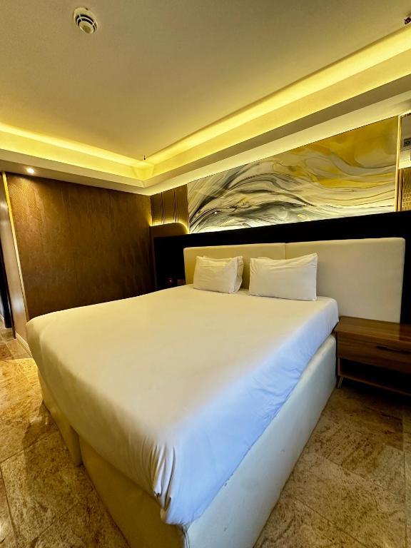 Postel nebo postele na pokoji v ubytování Golden Tulip Hotel Port Harcourt -GTPH