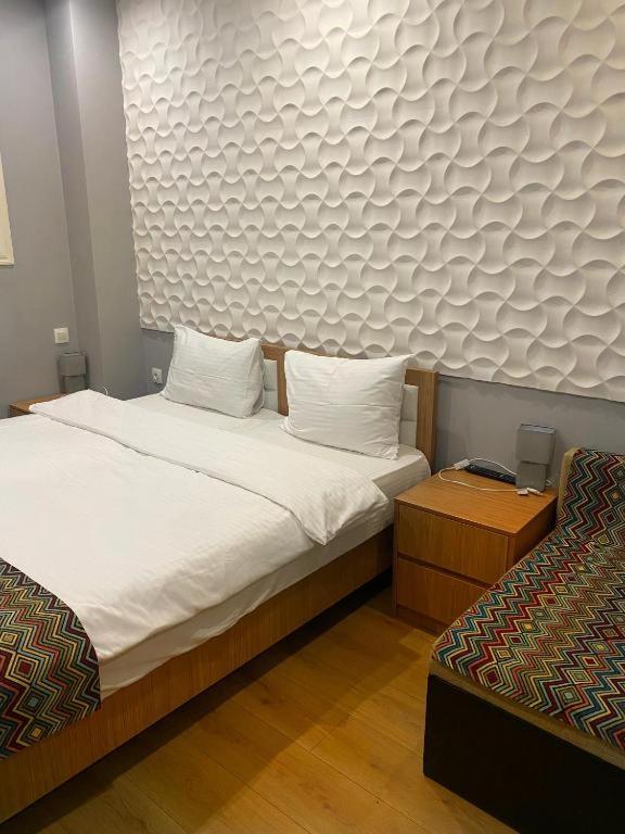 Postel nebo postele na pokoji v ubytování Downtown Old Tbilisi