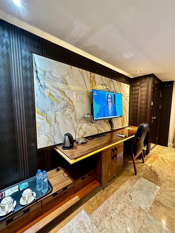 TV a/nebo společenská místnost v ubytování Golden Tulip Hotel Port Harcourt -GTPH