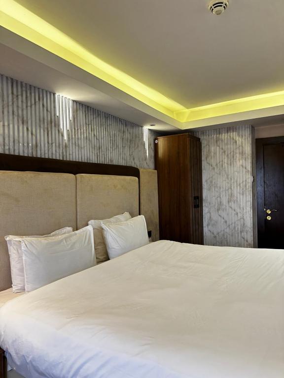 Postel nebo postele na pokoji v ubytování Golden Tulip Hotel Port Harcourt -GTPH