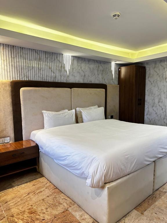Postel nebo postele na pokoji v ubytování Golden Tulip Hotel Port Harcourt -GTPH