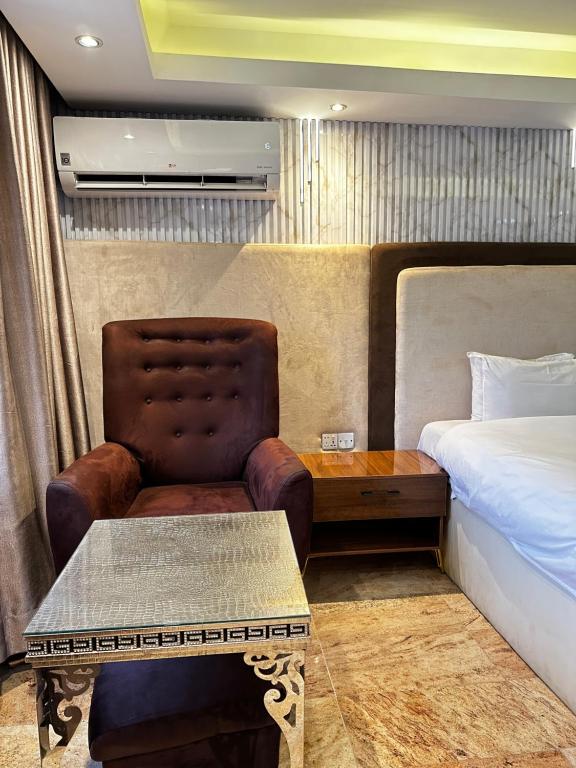 Postel nebo postele na pokoji v ubytování Golden Tulip Hotel Port Harcourt -GTPH