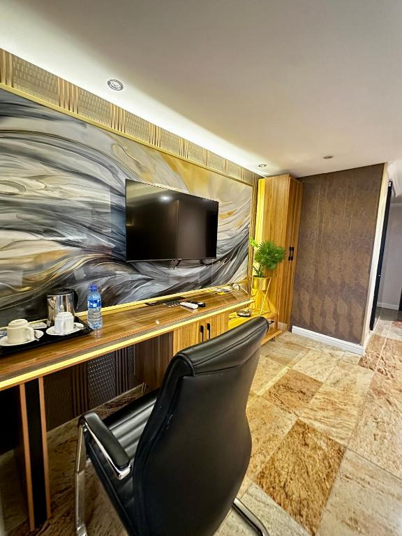 TV a/nebo společenská místnost v ubytování Golden Tulip Hotel Port Harcourt -GTPH