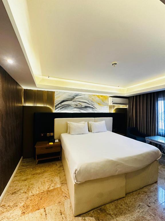 Postel nebo postele na pokoji v ubytování Golden Tulip Hotel Port Harcourt -GTPH