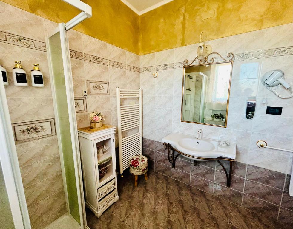 Koupelna v ubytování La Mammola Bed&Breakfast