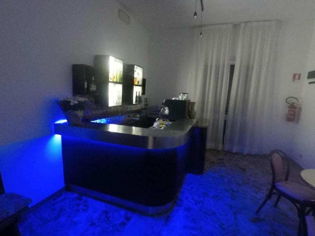 TV a/nebo společenská místnost v ubytování Alevon Hotel