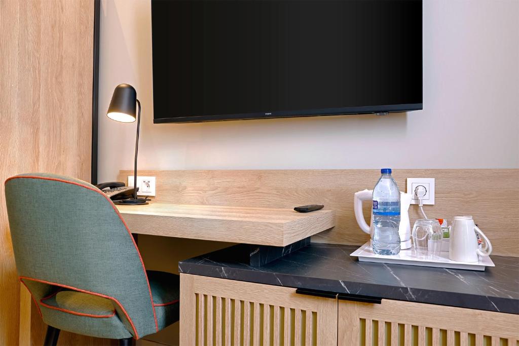 
Family Suite (2 Adults + 2 Children)
