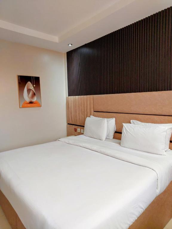 Postel nebo postele na pokoji v ubytování Golden Tulip Hotel Port Harcourt -GTPH