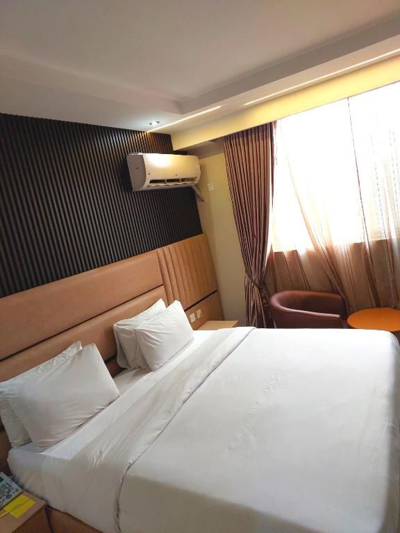 Postel nebo postele na pokoji v ubytování Golden Tulip Hotel Port Harcourt -GTPH