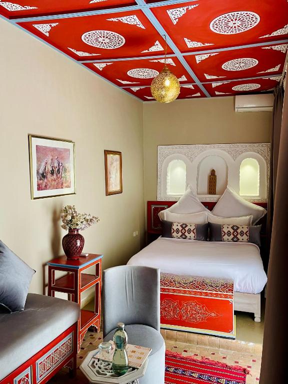 Postel nebo postele na pokoji v ubytování Riad La Calèche & SPA