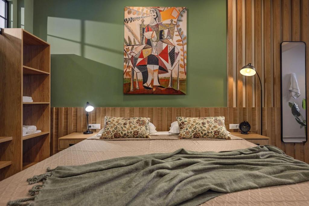 扎金索斯镇Bella Vista Building B - 100m from Solomos Square, by ZanteWize的一间卧室，墙上有两张床和一幅画