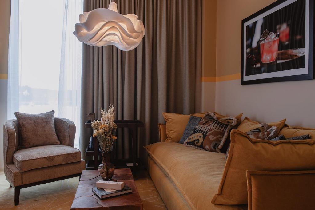 Posezení v ubytování Hernö Gin Hotell