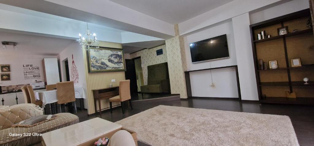 TV a/nebo společenská místnost v ubytování Hotel Jolie Apartments