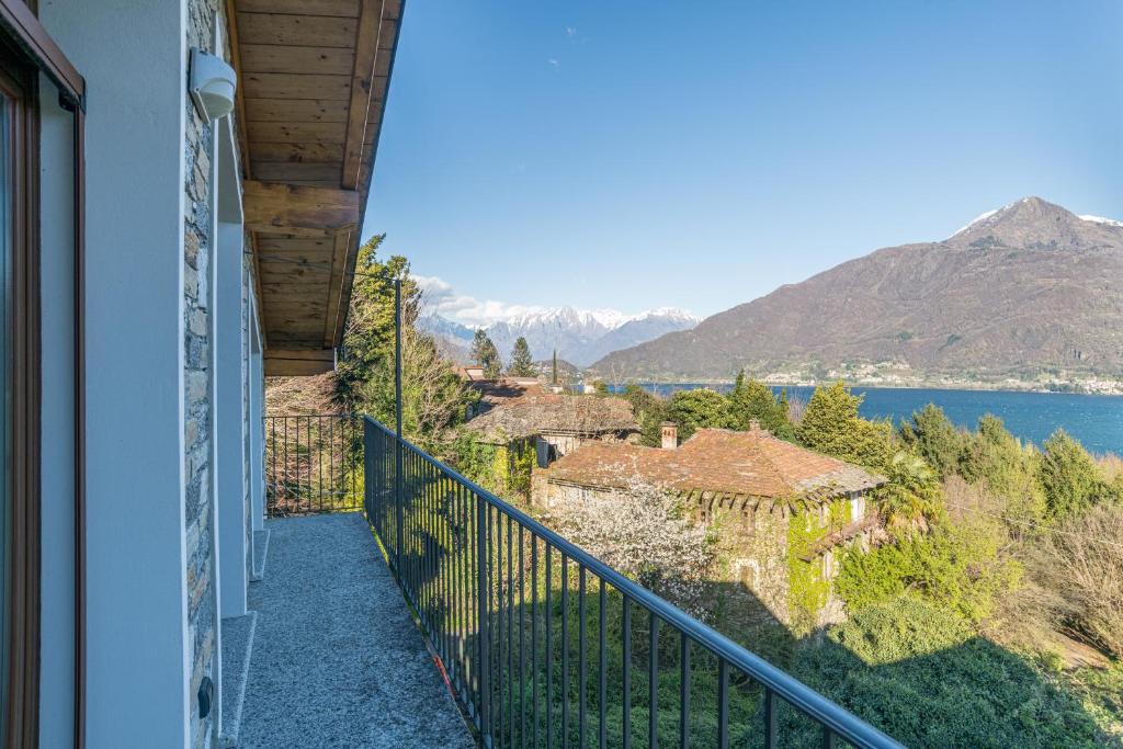 balcón con vistas al lago y a las montañas en Cremia Dreamhouse - Happy Rentals, en Cremia