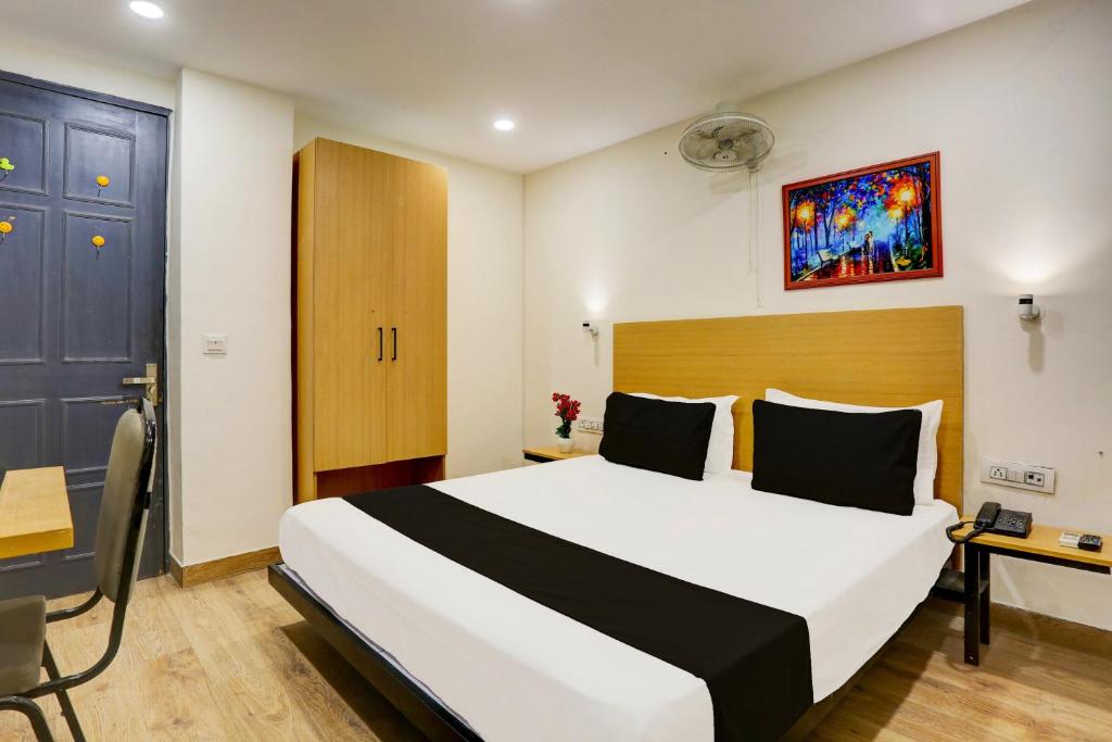 Postel nebo postele na pokoji v ubytování Super Hotel O Near Uttam Nagar East Metro