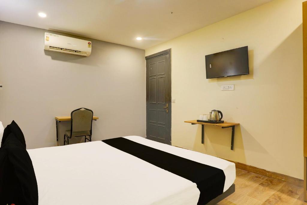Postel nebo postele na pokoji v ubytování Super Hotel O Near Uttam Nagar East Metro