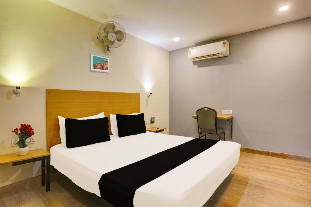 Postel nebo postele na pokoji v ubytování Super Hotel O Near Uttam Nagar East Metro