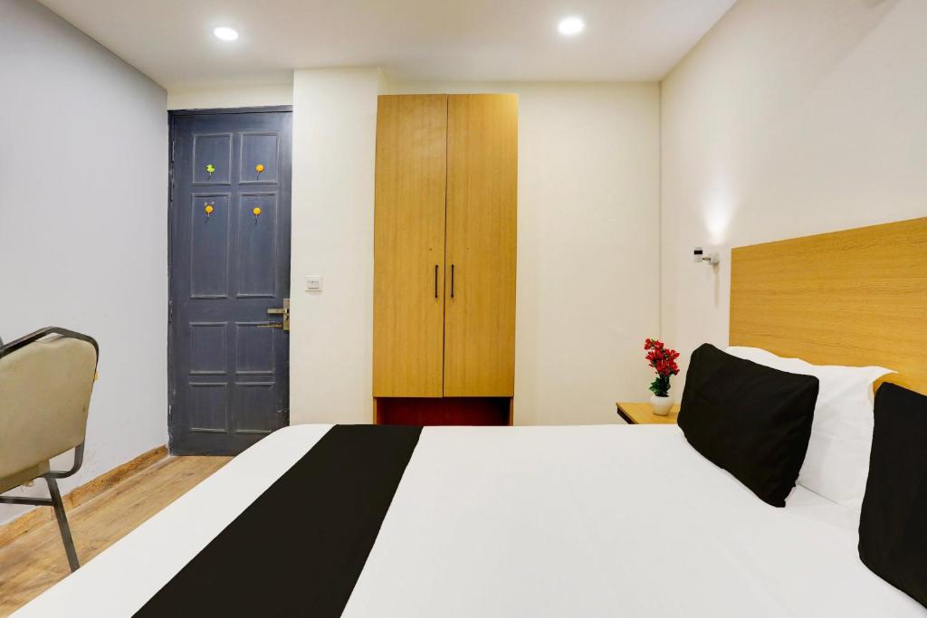 Postel nebo postele na pokoji v ubytování Super Hotel O Near Uttam Nagar East Metro