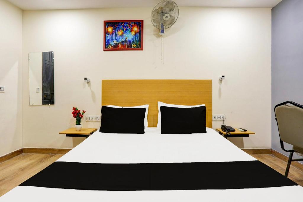 Postel nebo postele na pokoji v ubytování Super Hotel O Near Uttam Nagar East Metro