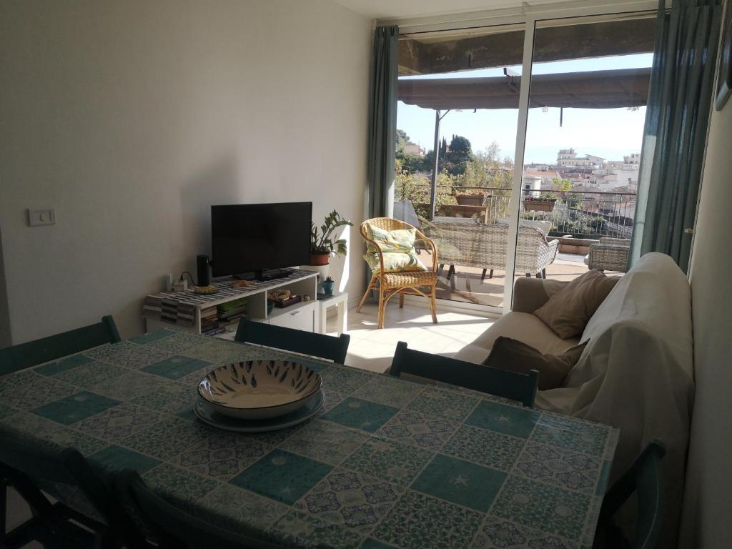 A television and/or entertainment centre at La terrazza sul mare