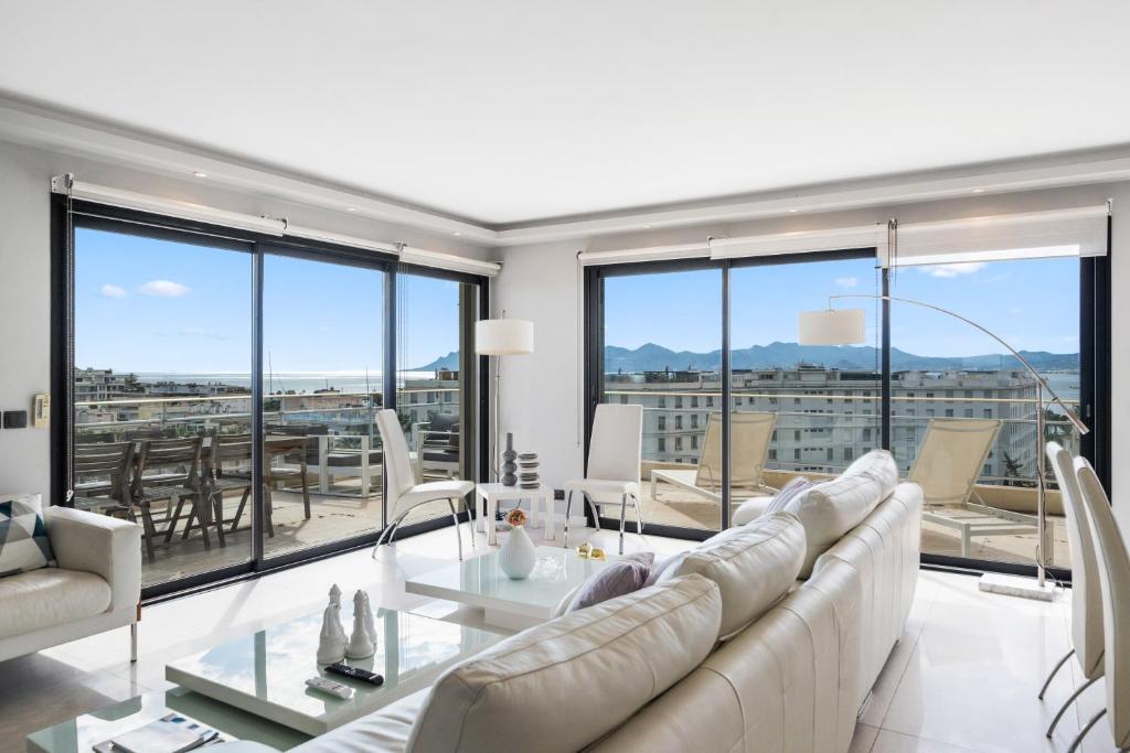 un salon avec un canapé et une table dans l'établissement 5 Bedroom Cannes Penthouse - Ocean View, à Cannes